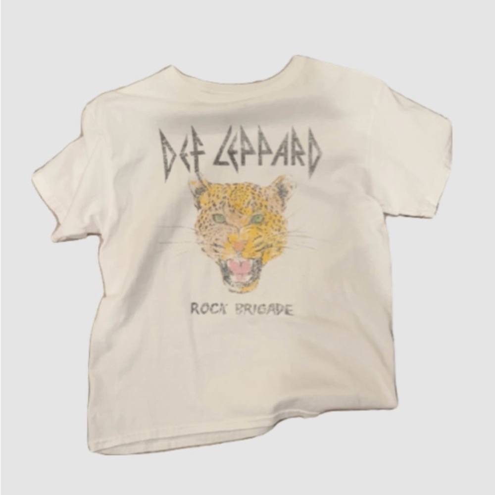 Def Leppard Boyfriend Tee. Large graphic. Ribbed crew neckline. White. Medium.